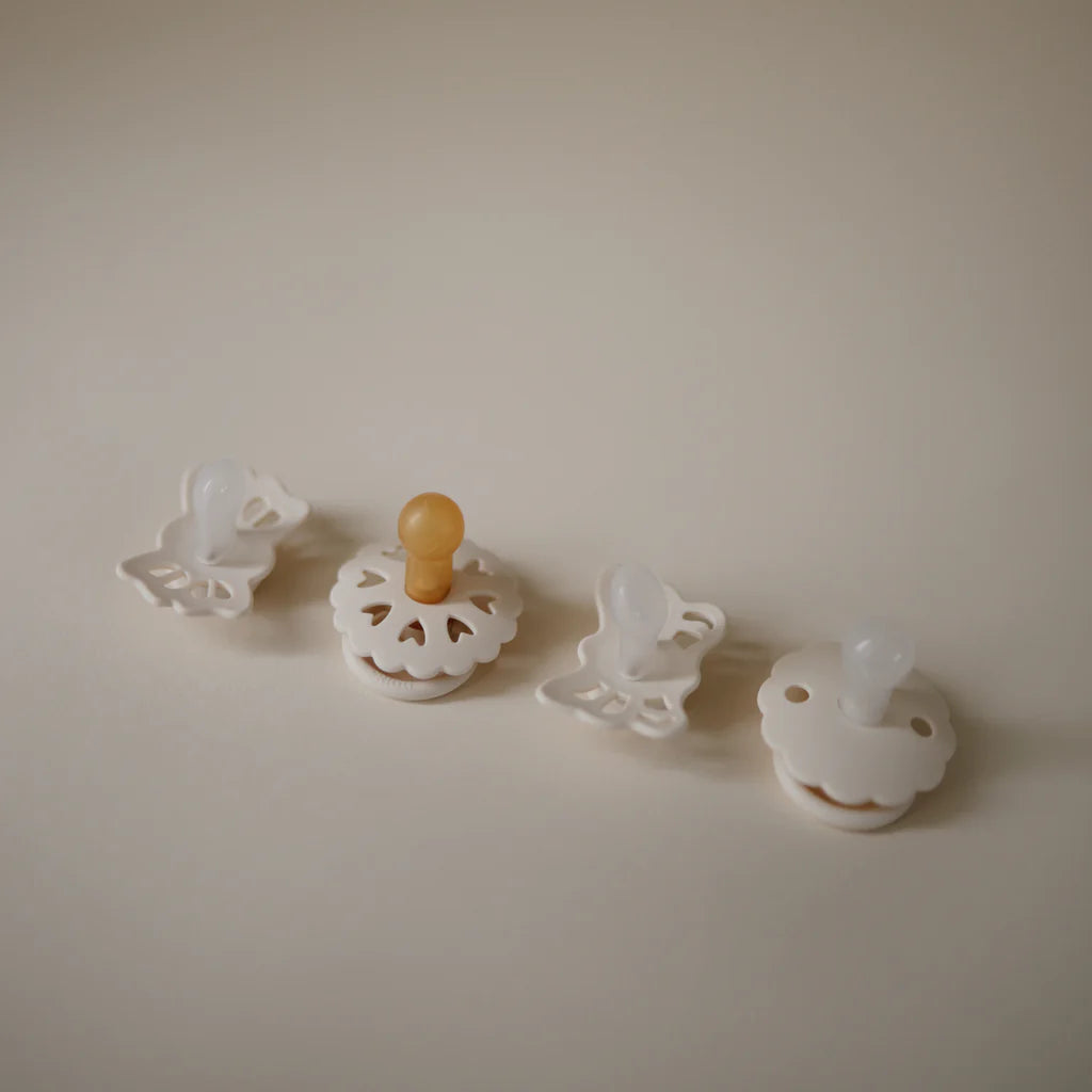FRIGG Baby’s First Pacifier Floral Heart (Cream) 4-Pack