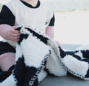 B&W wavy checker plush blanket